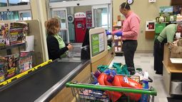 El precio de los alimentos y otros artículos subió. El precio de los alimentos y otros artículos subió.