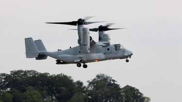 Una aeronave MV-22B Osprey vuela en las instalaciones de la base de Cuerpo de Infantería de la Marina en Quantico, Virginia.