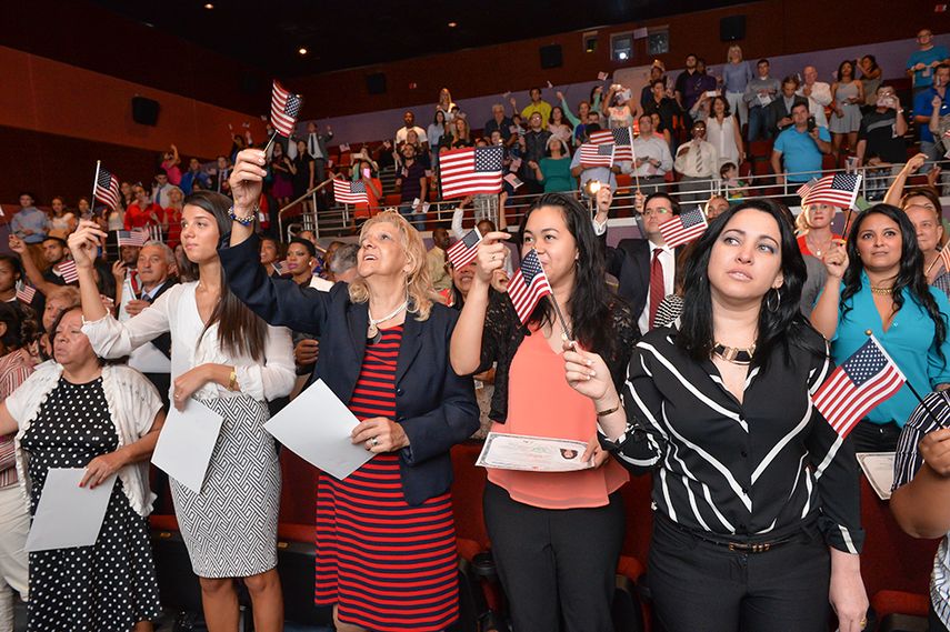 Los nuevos ciudadanos hicieron el Juramento de Lealtad durante la ceremonia presentada por los Servicios de Ciudadanía e Inmigración. (FOTOS ÁLVARO MATA) 