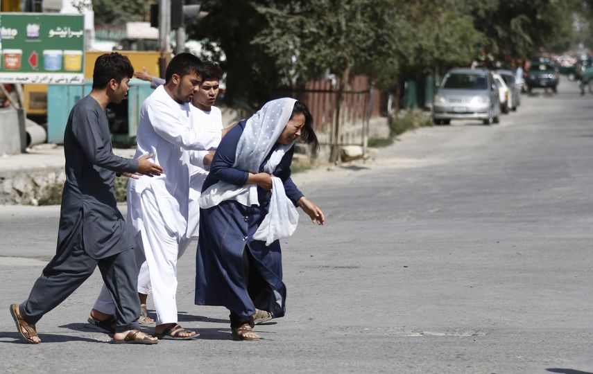 &nbsp;Civiles afganos huyen del lugar del atentado ocurrido en una mezquita de la minoría musulmana chií durante las oraciones de los viernes en Kabul (Afganistán), hoy 25 de agosto de 2017. &nbsp;