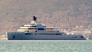 El superyate Solaris del oligarca ruso Roman Abramovich aparece anclado en Tivat, Montenegro.