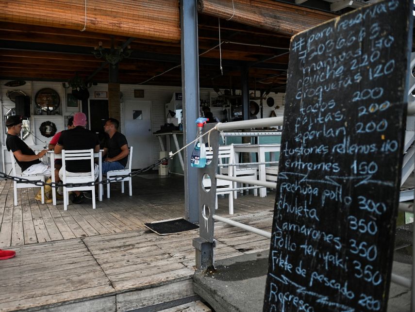 Hace diez días reabrieron bares y restaurantes en ocho de las 15 provincias de Cuba, incluida La Habana. Habían estado cerrados desde enero a causa de la pandemia.