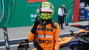 Lando Norris (McLaren) celebra tras conseguir la pole del Gran Premio de Holanda, el sábado 24 de agosto de 2024, en Zandvoort.&nbsp;