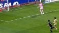 Momento en el que el jugador Alexander Díaz del Deportivo Riestra anota el gol ante Boca Junior