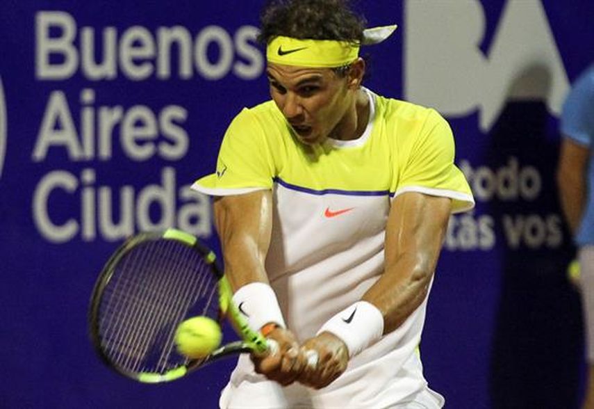 El tenista español Rafael Nadal devuelve una bola al argentino Juan Mónaco. (EFE)