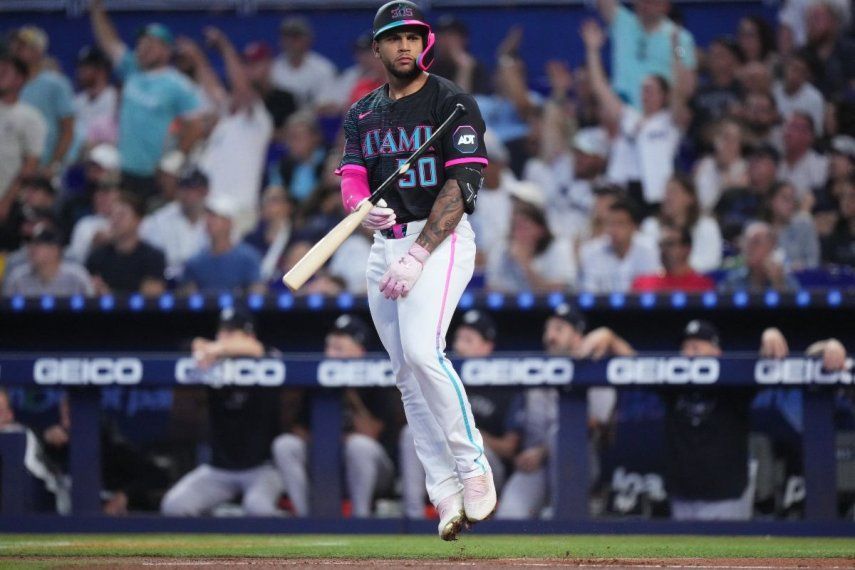 El toletero Agustín Ramírez, de los Marlins de Miami, reacciona luego de conectar un jonrón en un encuentro, el 2 de agosto de 2025.