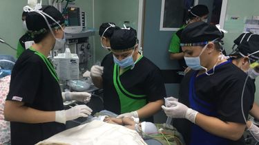 Momento previo a la operación de separación de las siamesas Las Esmeraldas en un hospital de Guatemala.