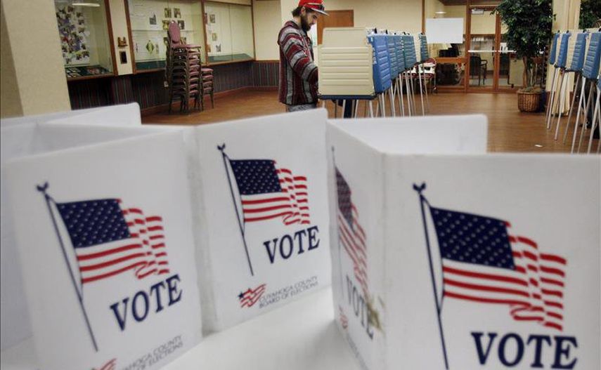 Un 88 por ciento de votantes latinos encuestados para este estudio aseguraron que prefieren tener buenos candidatos, sin importar su color político (EFE/Archivo)