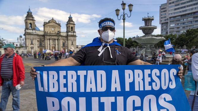 Un ciudadano nicaragüense sostiene un cartel durante una protesta contra el presidente Daniel Ortega en la Plaza de la Constitución en la Ciudad de Guatemala, el domingo 7 de noviembre de 2021. 