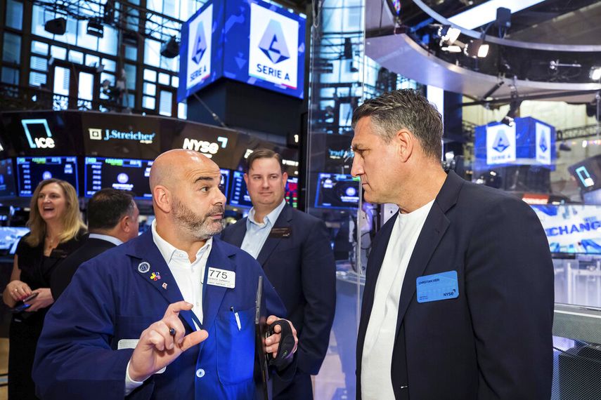 Agentes de Wall Street en una sesión bursátil.