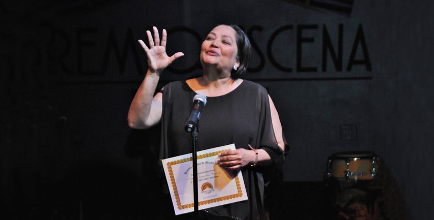 Neher Jacqueline Briceño agradece el premio a la mejor obra, por Cántame sobre el amor y... otras torturas