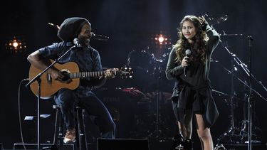Toni Cornell, hija del difunto rockero Chris Cornell, canta con Ziggy Marley durante el concierto I Am The Highway: A Tribute to Chris Cornell en Inglewood, California.