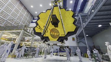 Entran en funcionamiento instrumentos del telescopio espacial James Webb