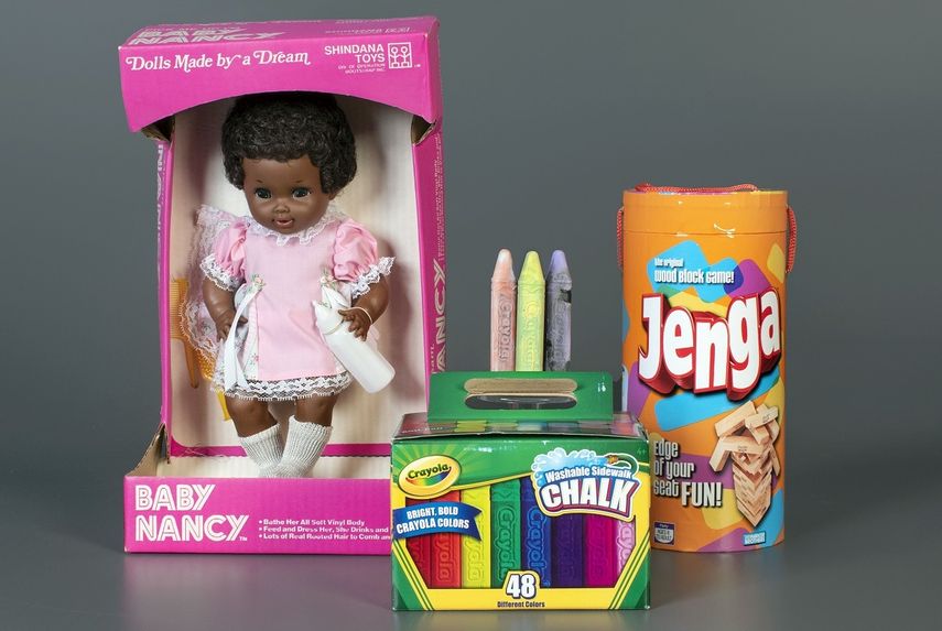 En esta foto proporcionada por el Salón Nacional de la Fama del Juguete, Baby Nancy de Shindana Toys, la tiza para aceras de Crayola y el juego Jenga de Parker Brothers, incorporados al salón en Rochester, Nueva York, el jueves 5 de noviembre del 2020.&nbsp;