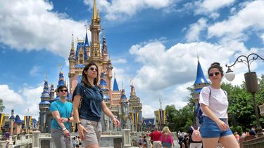 Jóvenes caminan por el más emblemático parque de Disney, The Magic Kingdom