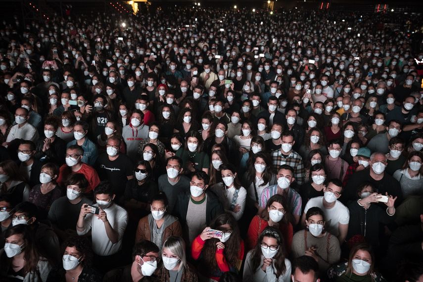 Gente con mascarillas en un concierto en Barcelona, España, el 27 de marzo de 2021. Con una de las tasas de vacunación más altas de Europa y una de las economías más golpeadas por la pandemia, el gobierno español prepara el terreno para tratar el próximo brote no como una emergencia, sino como una enfermedad que está aquí para quedarse. Portugal y Gran Bretaña estudian enfoques similares.&nbsp;