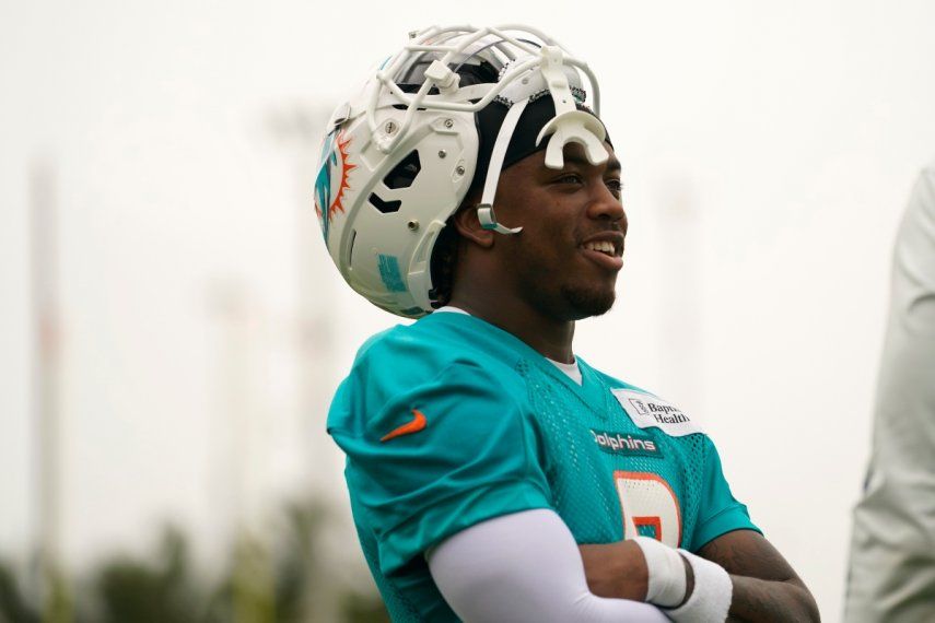 El safety de los Dolphins de Miami, Jevon Holland, se para sobre el campo después de una práctica del equipo, el 6 de junio de 2023.