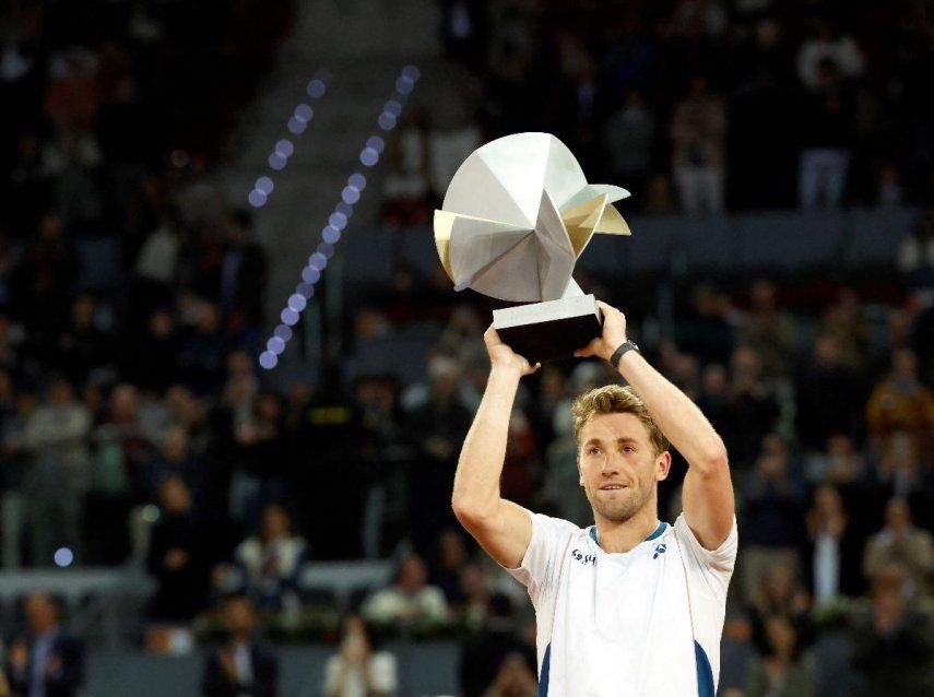 El noruego Casper Ruud posa con su trofeo tras vencer al británico Jack Draper durante la final individual del torneo de tenis ATP Tour Madrid Open 2025 en la Caja Mágica de Madrid, el 4 de mayo de 2025.&nbsp;
