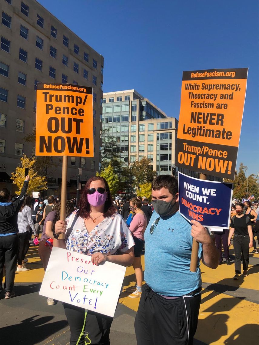 Cientos de personas salieron a manifestar pacíficamente por las calles de Washington, para demostrar su apoyo al demócrata ganador.