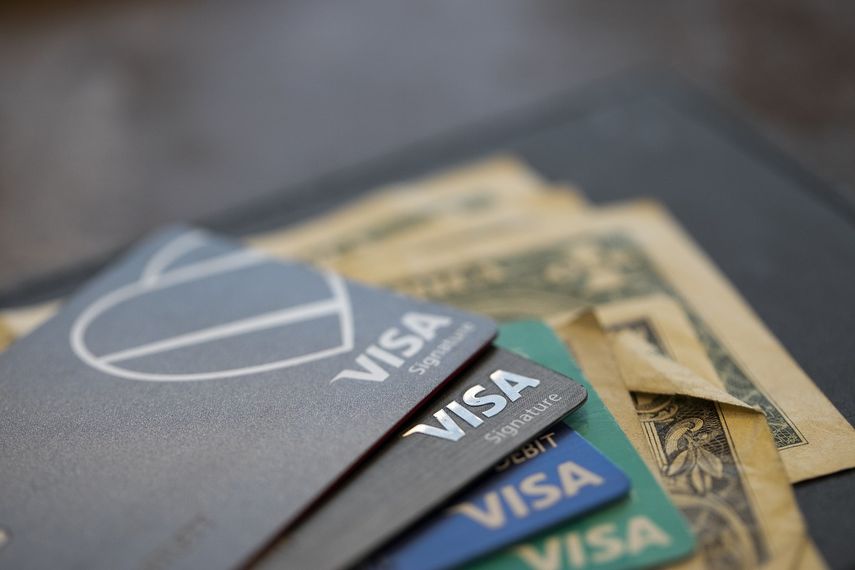La imagen de archivo del 11 de agosto de 2019 muestra dinero en efectivo y tarjetas de cr&eacute;dito y d&eacute;bito Visa en Nueva Orle&aacute;ns.