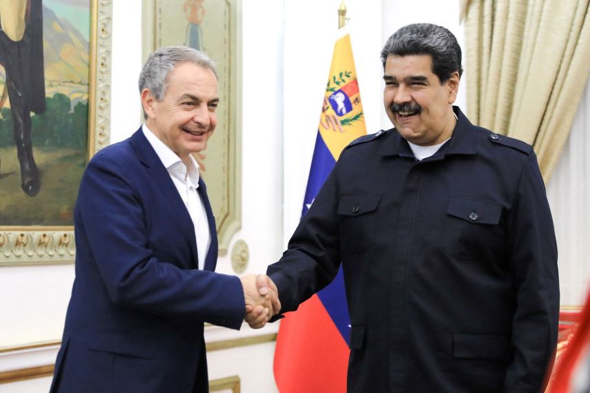 El expresidente del gobierno de España, José Luis Rodríguez Zapatero, y el dictador de Venezuela, Nicolás Maduro.