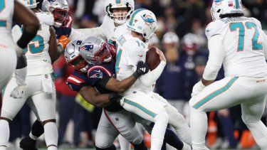 Marcus Jones #25 de los New England Patriots y Milton Williams #97 de los New England Patriots capturan a Quinn Ewers #14 de los Miami Dolphins en el último cuarto en el Estadio Gillette el 4 de enero de 2026 en Foxborough, Massachusetts.&nbsp;