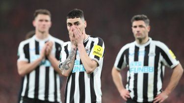 Miguel Almirón (centro), Fabian Schaer (derecha) y Sven Botman, del Newcastle, se lamentan tras perder la final de la Copa de la Liga inglesa ante el Manchester United, el domingo 26 de febrero de 2023. La Premier League es investigada en Inglaterra por la compra del equipo a un grupo de Arabia Saudí&nbsp;