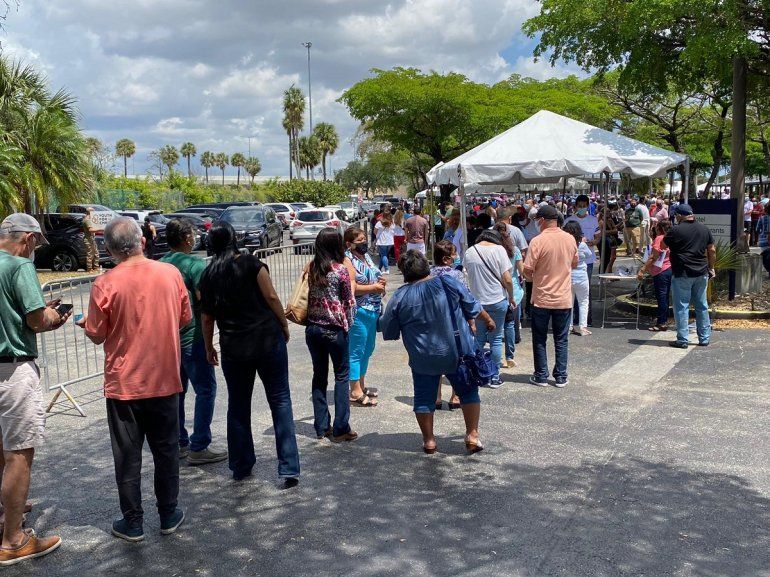 Decenas de peruanos residentes de la Florida acudieron al Double Tree by Hilton Miami Airport Convention para ejercer su derecho al voto. 