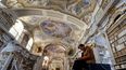 Se ve a un visitante en la biblioteca de la abadía benedictina en Admont, Austria, el 6 de diciembre de 2022. La biblioteca de la abadía de Admont ha construido una fuerte presencia en las redes sociales, con interiores barrocos que atraen a multitudes. &nbsp;