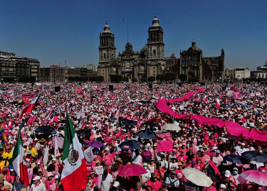 Miles de personas protestan contra una reforma electoral propuesta por el presidente Andrés Manuel López Obrador, en el Zócalo de la Ciudad de México, el domingo 26 de febrero de 2023.