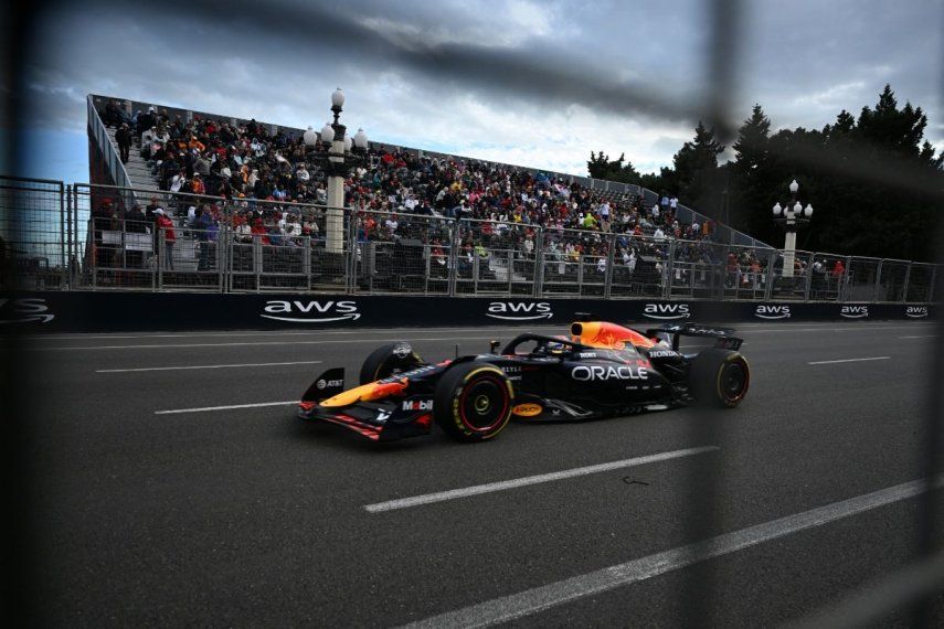 El piloto holandés de Red Bull Racing, Max Verstappen, compite durante una sesión de clasificación del Gran Premio de Azerbaiyán de Fórmula 1 en el Circuito de la Ciudad de Bakú en Bakú el 20 de septiembre de 2025.&nbsp;