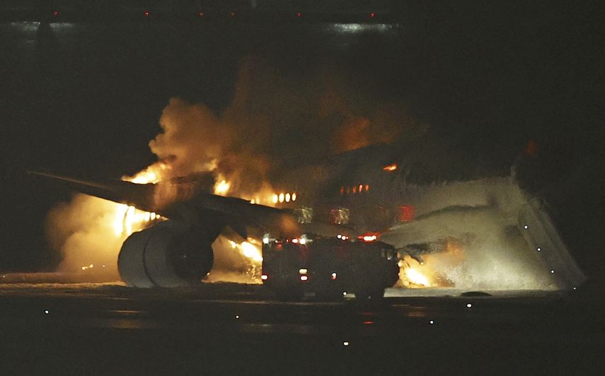 Un avión de Japan Airlines arde sobre la pista del aeropuerto Haneda el martes 2 de enero de 2024, en Tokio, Japón.&nbsp;