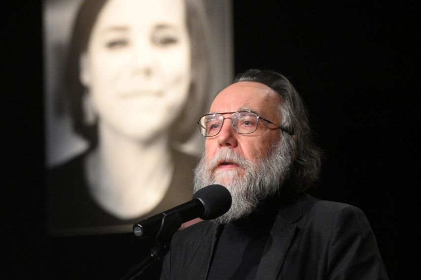 El ultranacionalista ruso Alexander Dugin habla en las exequias de su hija Darya Dugina en Moscú, el 23 de agosto del 2022.&nbsp;