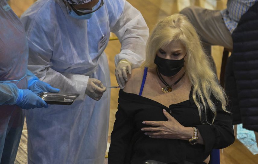 La presentadora de televisión argentina Susana Giménez recibe una dosis de una vacuna contra COVID-19 en Maldonado, Uruguay el 24 de abril de 2021.&nbsp;