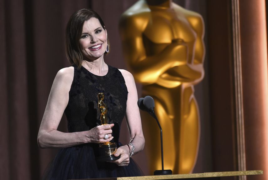 La actriz Geena Davis acepta el premio&nbsp;Jean Hersholt, que otorga la Academia en reconocimiento a la labor en causas humanitarias.&nbsp;