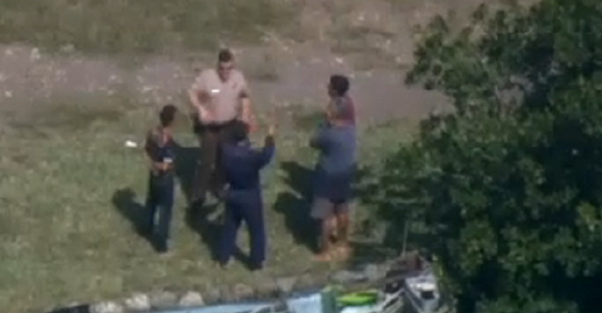 Los inmigrantes lograron desembarcar en la orilla de una residencia privada ubicada en las calles 175 y Old Cutler Road, en la Bahía de Palmetto. (CAPTURA CBS)