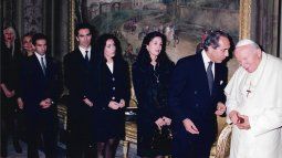 Néstor, Rosa e hijos en una reunión privada con el papa Juan Pablo II en Castel Gandolfo. Néstor, Rosa e hijos en una reunión privada con el papa Juan Pablo II en Castel Gandolfo.