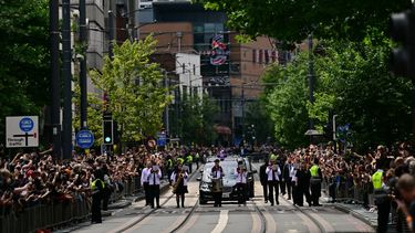 Dolientes y aficionados a la música llenan las calles para rendir homenaje al cortejo fúnebre de Ozzy Osbourne
