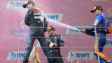 Max Verstappen, Valtteri Bottas y el piloto británico de McLaren, Lando Norris celebran en el podio después del Gran Premio de Austria
