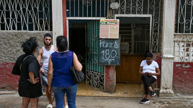 La gente compra pizzas en un negocio privado en La Habana el 22 de octubre de 2024.