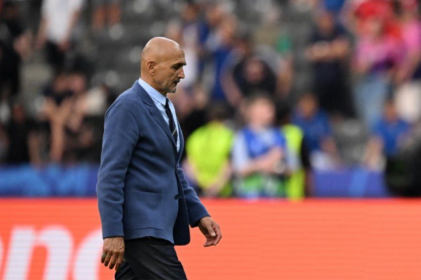 El entrenador italiano Luciano Spalletti molesto tras la derrota de Italia ante Noruega