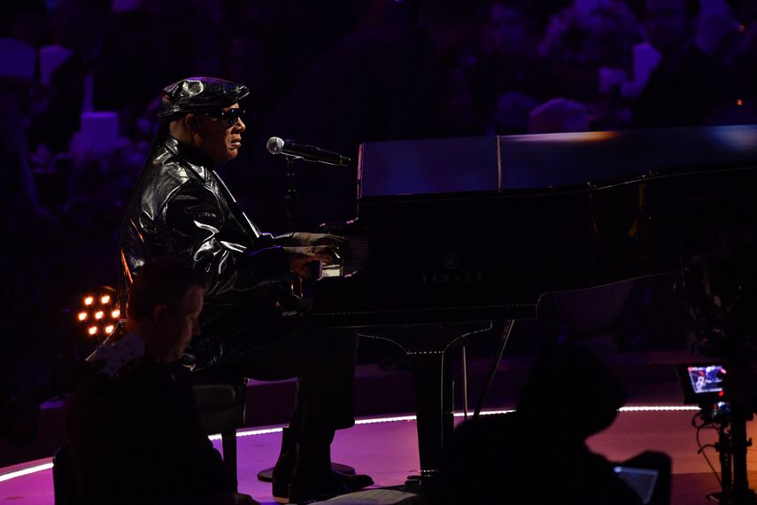 El cantautor estadounidense Stevie Wonder actúa en el escenario durante la 66ª edición de los premios Grammy en el Crypto.com Arena de Los Ángeles el 4 de febrero de 2024. &nbsp; &nbsp;