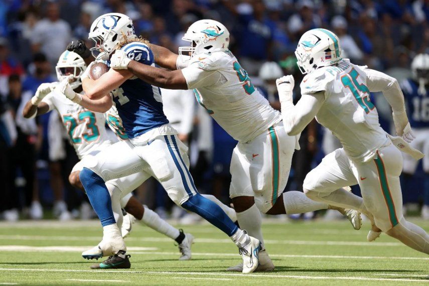 Tyler Warren, # 84 de los Colts de Indianápolis, es perseguido por Kenneth Grant, # 90 de los Miami Dolphins durante el último cuarto durante el juego en el Lucas Oil Stadium el 7 de septiembre de 2025 en Indianápolis, Indiana.&nbsp;