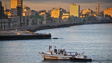 El buque Maguro llega procedente de México con ayuda humanitaria como parte del convoy Nuestra América y atraca en el puerto de La Habana el 24 de marzo de 2026. (Foto de ADALBERTO ROQUE / AFP)
