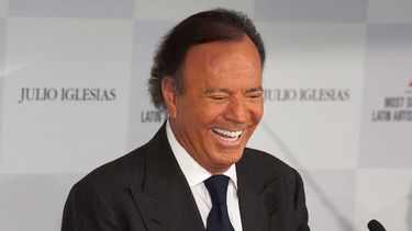 Además de su música es conocido por su fama de conquistador.