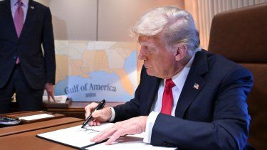 El presidente de Estados Unidos Donald J. Trump durante la firma de una de las órdenes ejecutivas.