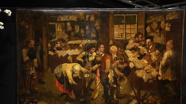 La pintura Pago de las cuotas anuales conocida también como El abogado del pueblo del pintor Pieter Brueghel el Joven (posiblemente creada entre 1615 y 1617), el lunes 27 de marzo de 2023 en la casa de subastas Drouot en París.&nbsp;