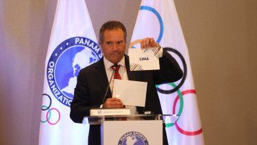 Neven Ilic, presidente de Panam Sports, muestra el nombre de Lima como ganadora de la sede de los Juegos Panamericanos 2027, al mediodía del martes 12 de marzo del 2024 en Miami. 
