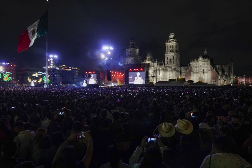 Asistentes al concierto gratuito de la banda regional mexicana Grupo Firme en el Zócalo de la Ciudad de México el domingo 25 de septiembre de 2022.
