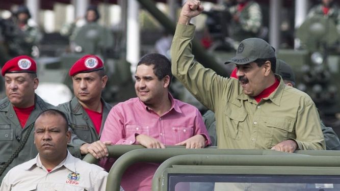 Nicolás Maduro Jr., centro, con su padre, el dictador de Venezuela Nicolás Maduro, durante un desfile militar en Caracas, Venezuela.&nbsp; &nbsp;